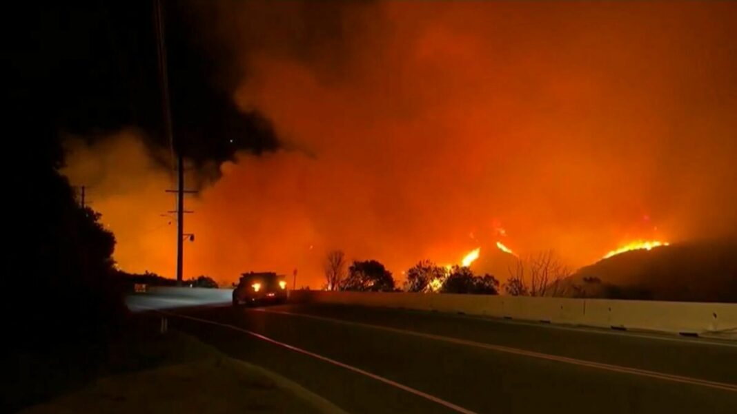 Los incendios forestales en California afectan varias zonas del estado, lo que provocó la emisión de alertas de peligro extremo por fuego.