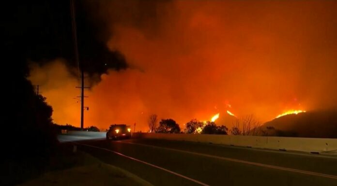 Los incendios forestales en California afectan varias zonas del estado, lo que provocó la emisión de alertas de peligro extremo por fuego.