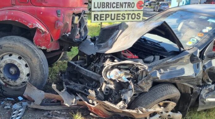 Un conductor, en presunto estado de ebriedad, causó un accidente cuando chocó su automóvil con tres vehículos que estaban estacionados.