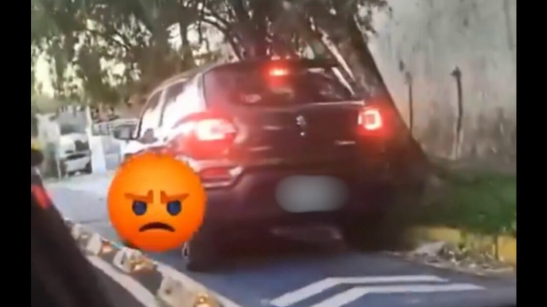 El conductor fue multado por cometer tres infracciones. Las autoridades hacen un llamado a conducir con empatía y consideración.