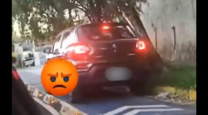 El conductor fue multado por cometer tres infracciones. Las autoridades hacen un llamado a conducir con empatía y consideración.