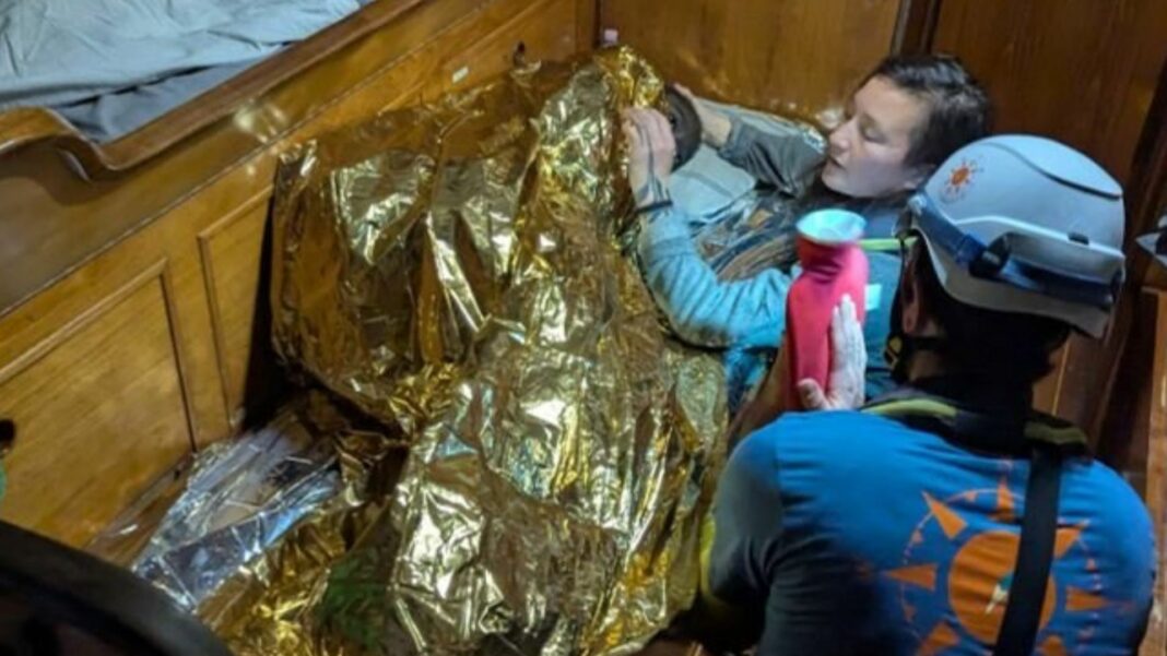 ¡Niña es rescatada con vida tras pasar tres días en alta mar! Una niña de 11 años fue rescatada tras pasar tres días a alta mar en el Mediterráneo con un salvavidas improvisado en la cintura.