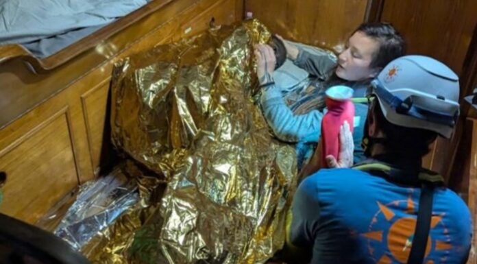 Una niña de 11 años fue rescatada tras pasar tres días a alta mar en el Mediterráneo con un salvavidas improvisado en la cintura.