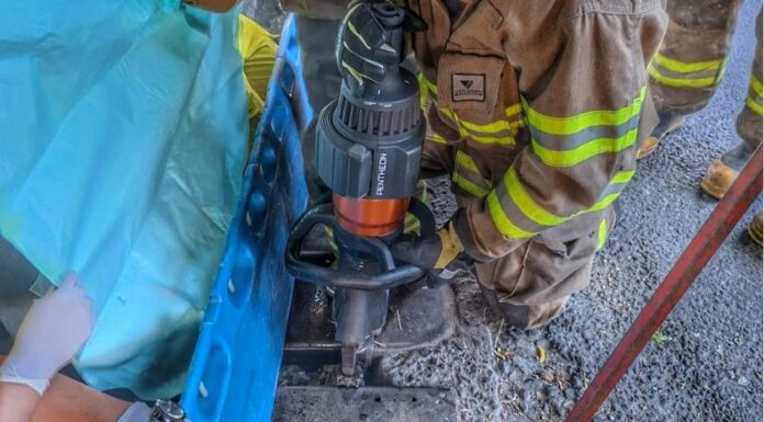 El Cuerpo de Bomberos rescató a una mujer que había quedado atrapada de sus piernas en una alcantarilla en Santa Ana.
