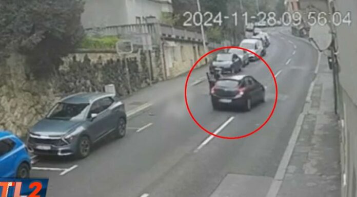 En Croacia, una mujer no aseguró los frenos de su vehículo y terminó provocando un accidente al chocar con varios automóviles.