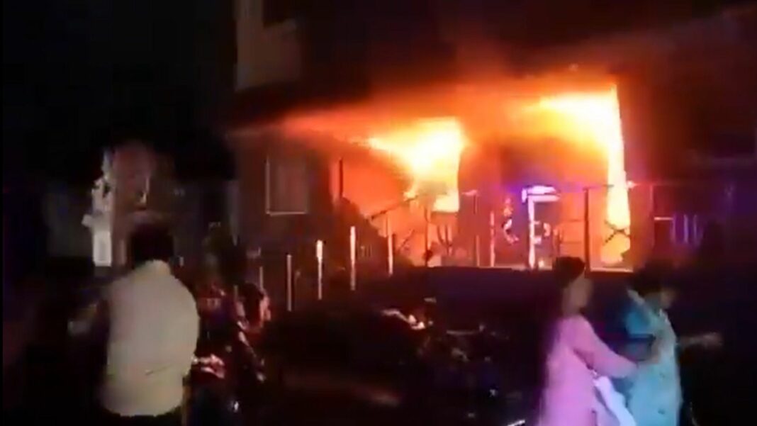 El incendio estructural estalló en la noche del jueves en el estado de Tamil Nadu en el sur del país asiático.