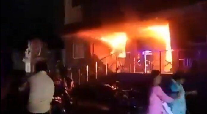 El incendio estructural estalló en la noche del jueves en el estado de Tamil Nadu en el sur del país asiático.