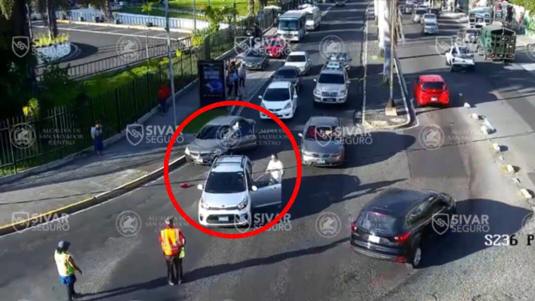 Imprudencia al volante entre dos conductores, pero ¿quién tuvo la culpa Un nuevo caso de imprudencia al volante fue captado por las cámaras de Sivar Seguro, instaladas sobre la avenida Los Andes.