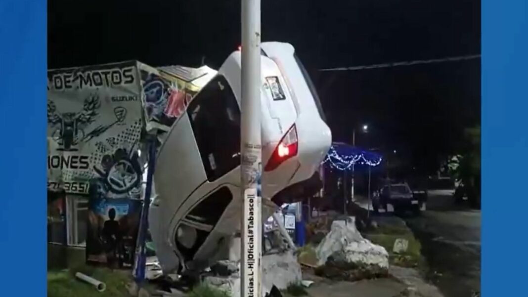 Automovilista protagonizó un impactante accidente que terminó incrustado contra un taller de motos tras conducir a excesiva velocidad.