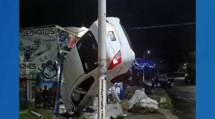 Automovilista protagonizó un impactante accidente que terminó incrustado contra un taller de motos tras conducir a excesiva velocidad.