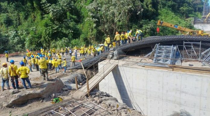 Comandos de Salvamento informa sobre al menos tres personas fallecidas luego del desplome en una obra de construcción en Los Chorros.