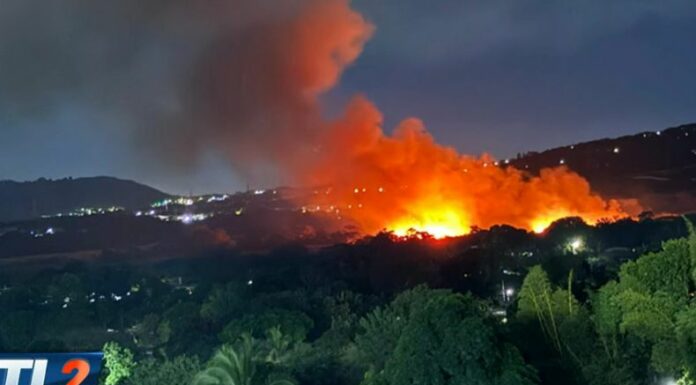 A estas horas de la noche se reporta un fuerte incendio en las cercanías del bulevar Constitución, de San Salvador.