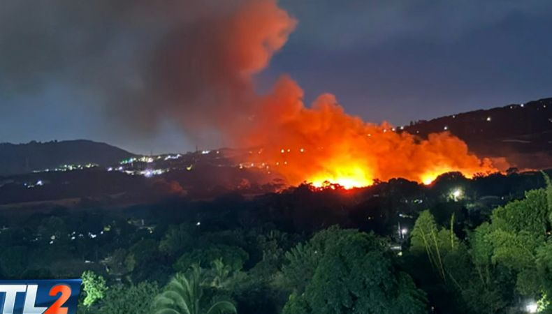 A estas horas de la noche se reporta un fuerte incendio en las cercanías del bulevar Constitución, de San Salvador.