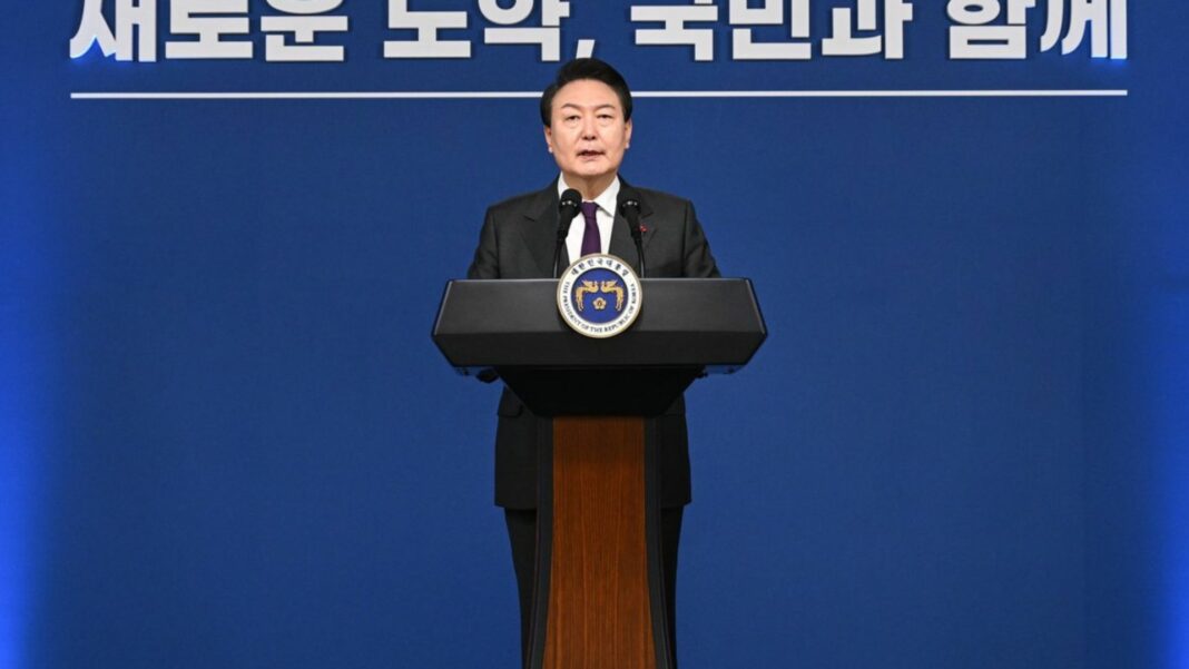 El Parlamento de Corea del Sur aprobó la destitución de Yoon Suk-yeol tras su intento fallido de imponer la ley marcial.
