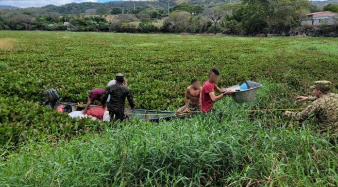 El personal de la Marina Nacional rescató a dos personas que se habían quedado atrapadas en las ninfas de la laguna de Metapán.