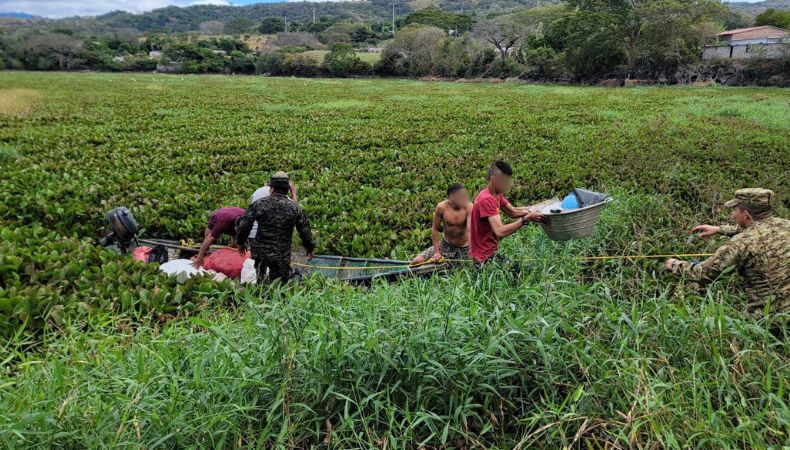 El personal de la Marina Nacional rescató a dos personas que se habían quedado atrapadas en las ninfas de la laguna de Metapán.