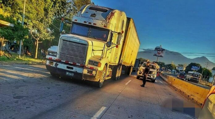 La Policía indicó que un ciclista falleció tras ser atropellado a la altura del kilómetro 66 de la carretera que de Sonsonate conduce hacia Acajutla.