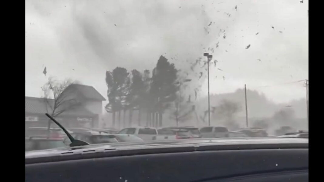 Un tornado en Scotts Valley, al norte de California, causó daños materiales y dejó cinco personas heridas.