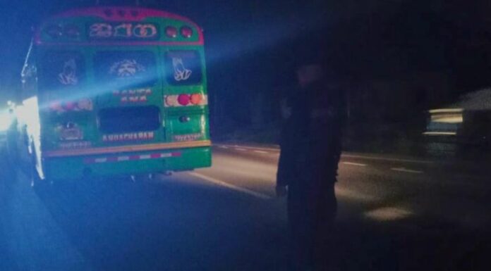 La Policía Nacional Civil (PNC) reportó que un motociclista falleció al impactar contra un autobús de la ruta 210.