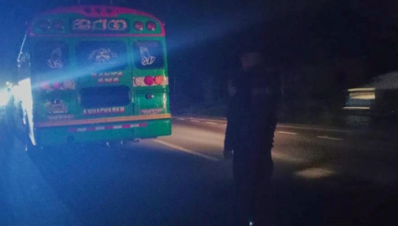 La Policía Nacional Civil (PNC) reportó que un motociclista falleció al impactar contra un autobús de la ruta 210.
