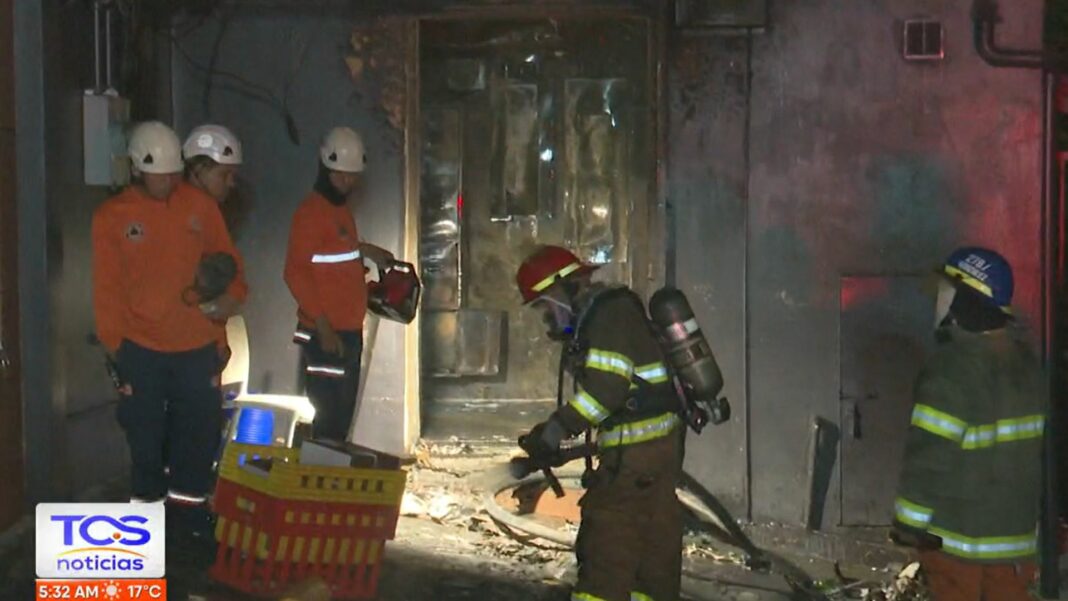 Las cuadrillas realizaron labores de contención y enfriamiento para evitar la propagación del incendio a estructuras cercanas.