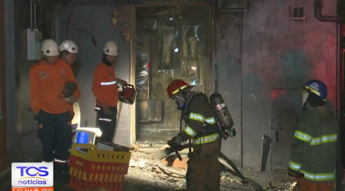 Las cuadrillas realizaron labores de contención y enfriamiento para evitar la propagación del incendio a estructuras cercanas.