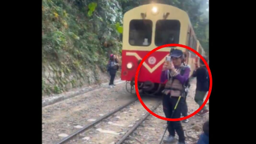 ¡Impactante! Mujer se salva de ser atropellada por un tren A días de que se viralizó el caso de una mujer que cayó de un tren, se presenta una situación similar con una turista por tomarse una selfie.