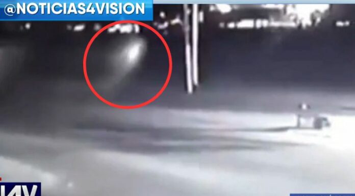 Cámaras de vigilancia captaron el momento en el que una sombra blanca parece moverse y de repente desaparece de la toma.