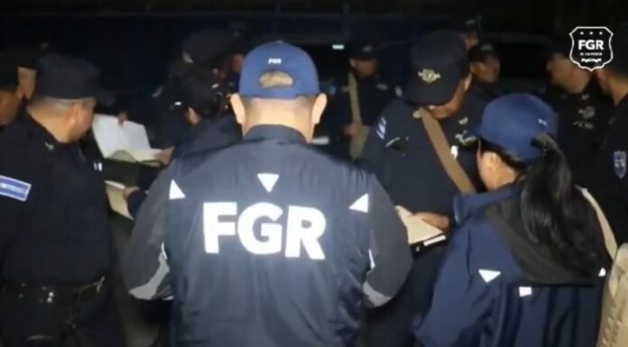 La Fiscalía General de la República (FGR) emitió órdenes de captura contra 14 personas acusadas por estafas de inmuebles.