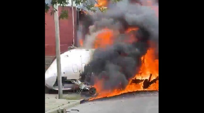 Según el reporte preliminar, el avión perdió el control al intentar aterrizar en el aeropuerto local y se estrelló contra varias viviendas.