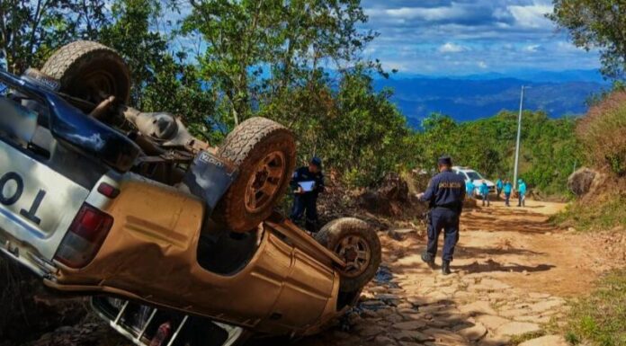 La Policía Nacional Civil (PNC) reportó que un pickup perdió el control y volcó y dejó a cinco personas lesionadas.