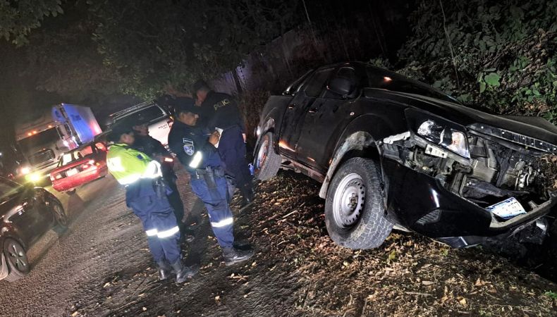 La Policía Nacional Civil (PNC) reportó que un motociclista y su acompañante perdieron la vida en un accidente en La Libertad Costa.