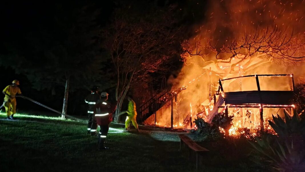 El incendio ocurrió en una cabaña de uso no habitacional. Las autoridades presumen que un corto circuito fue la causa.