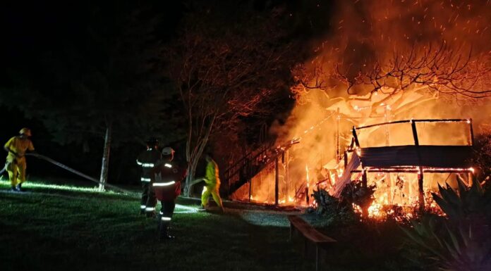 El incendio ocurrió en una cabaña de uso no habitacional. Las autoridades presumen que un corto circuito fue la causa.