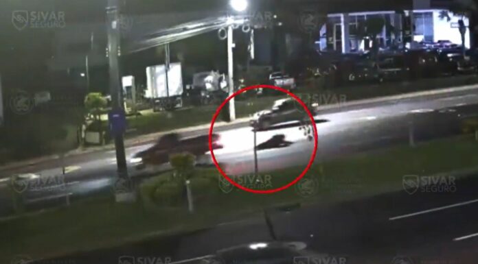 Las cámaras de Sívar Seguro captaron un accidente de tránsito donde un motociclista se salvó de morir tras impactar sobre el asfalto.