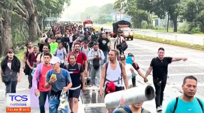 La novena caravana de migrantes inició su recorrido en desde Chiapas México con destino a la frontera de Estados Unidos esta madrugada.