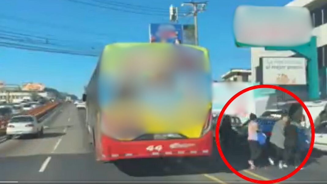 El conductor de un transporte colectivo y concesionario deberán pagar $422.86 en concepto de multas, según detalló el VMT.