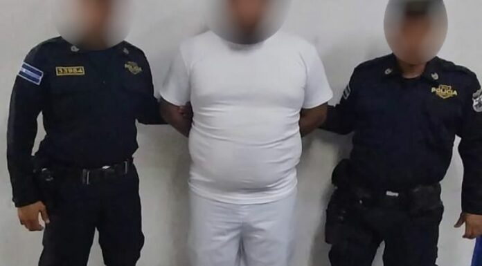 Las autoridades policiales dieron a conocer la captura de un sujeto que aparece en videos agrediendo a su hijo y a su pareja.