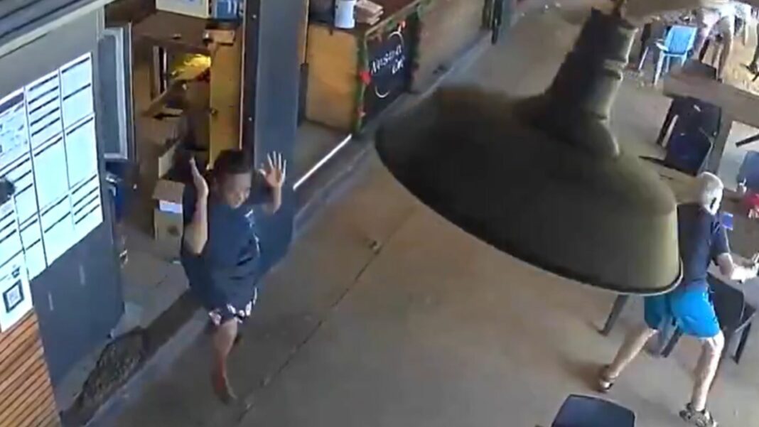 A través de un cámara instalada en una cafetería se captó el momento en que ocurrió el fuerte terremoto en el archipiélago de Vanuatu.