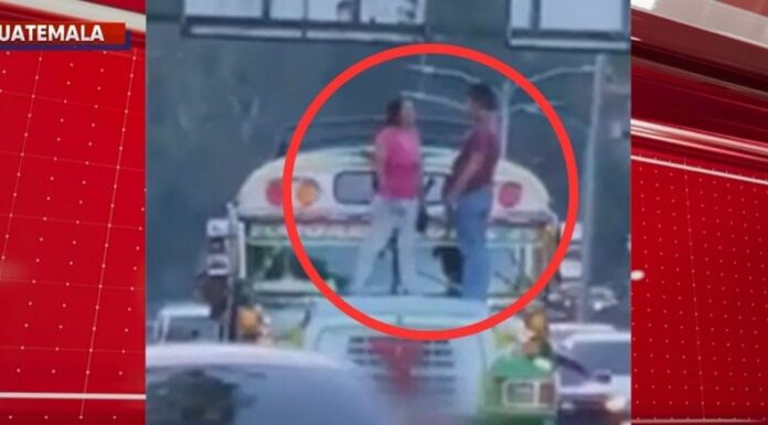 En Guatemala, un hombre y una mujer, una supuesta pareja, protagonizaron una pelea encima de un bus, lo que se hizo viral en redes sociales.