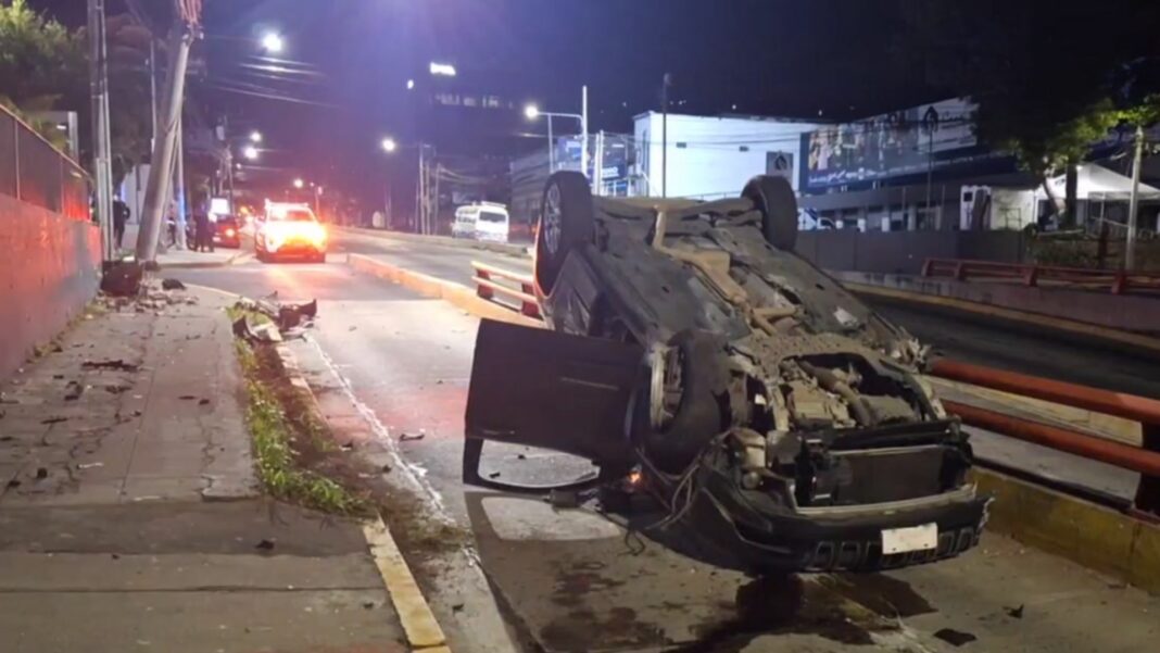 Un conductor, en presunto estado de ebriedad, perdió el control y volcó sobre la alameda Roosevelt y la 49 avenida sur, San Salvador.