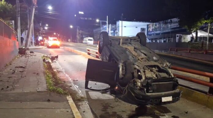 Un conductor, en presunto estado de ebriedad, perdió el control y volcó sobre la alameda Roosevelt y la 49 avenida sur, San Salvador.