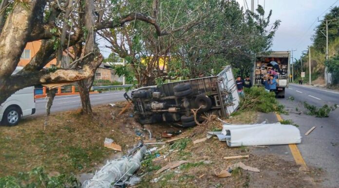 El conductor de un camión perdió el control e impactó contra un poste de electricidad en la autopista Comalapa.
