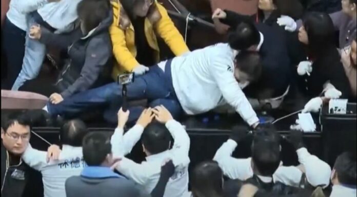 Una acalorada discusión de legisladores en el Parlamento Taiwanés desencadenó personas heridas tras no lograr acuerdos en la votación.