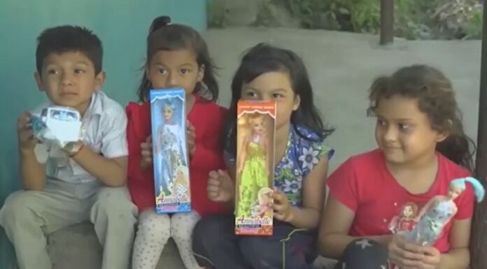 La campaña de Juguetes por Sonrisas llevó momentos de alegría a muchos niños de la comunidad Divina Providencia, en Ciudad Arce.