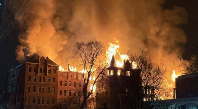 Un voraz incendio consumió las instalaciones del antiguo campus de Virginia Intermont College, ubicada en Bristol, Virginia, Estados Unidos.