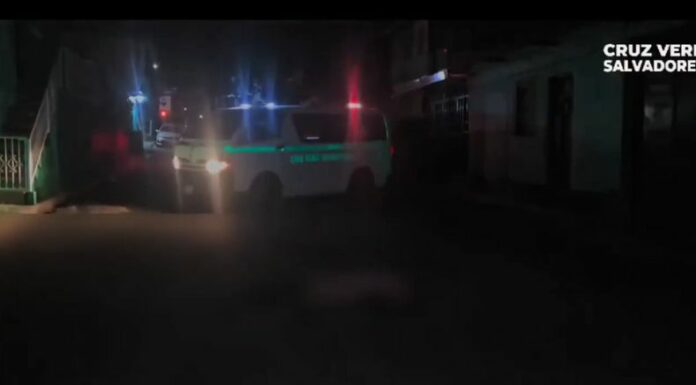 Un motociclista falleció tras ser arrollado por un vehículo en Cuscatancingo, según reportes de Cruz Verde Salvadoreña.