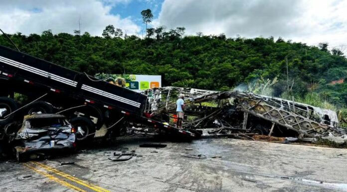 Más de 30 personas muertas en un accidente de tránsito en Brasil. El bus perdió el control tras pincharse una llanta.