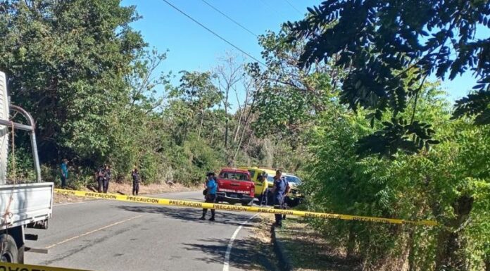 La Policía Nacional Civil (PNC), reporta la muerte de un motociclista, el cual colisionó contra un camión en el departamento de La Libertad.