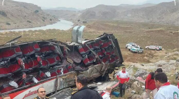 Varios muertos y heridos dejó un accidente de autobús en Irán. Las autoridades indican que el bus se precipitó a un barranco.